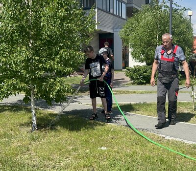 Полив газонов 29.05.2025 совместно с жителями Кристалл