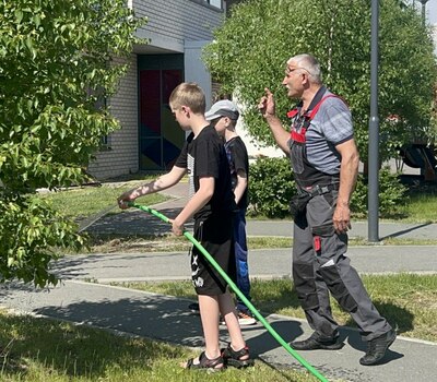 Полив газонов 29.05.2025 совместно с жителями Кристалл